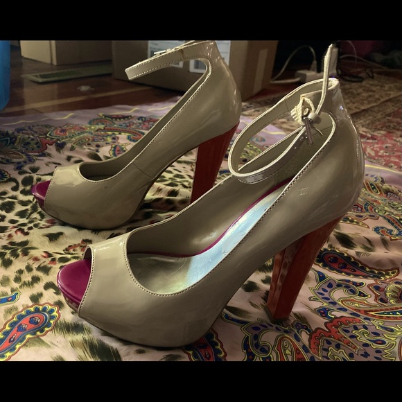 GUESS CHUNKY HEELS - Picture 2 of 6